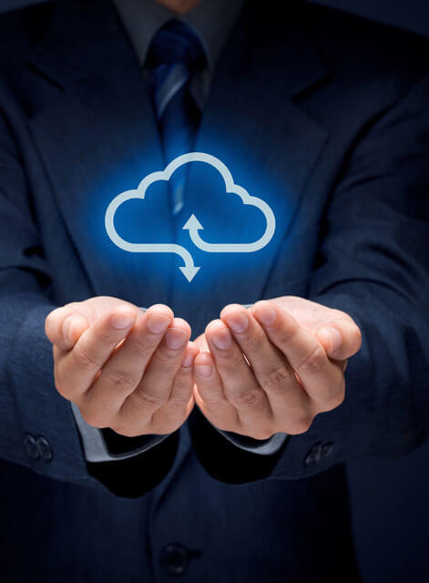 Cloud Services, Hände mit Cloud Wolke